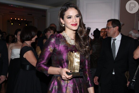 Bruna Marquezine usa vestido Carolina Herrera no prêmio Veja Cariocas do Ano 2014, em 2 de dezembro de 2014