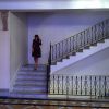 Bruna Marquezine desce as escadas do Copacabana Palace