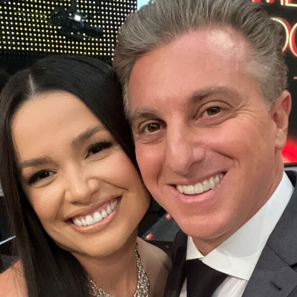 Juliette recebeu o prêmio de Personalidade Digital das mãos de Luciano Huck