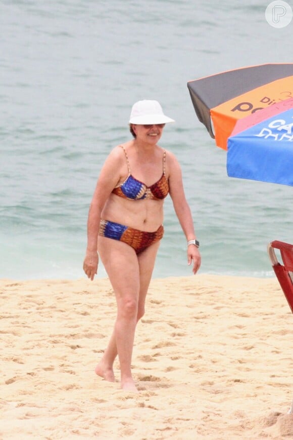 Dilma Rousseff escolheu um biquíni estampado para curtir praia