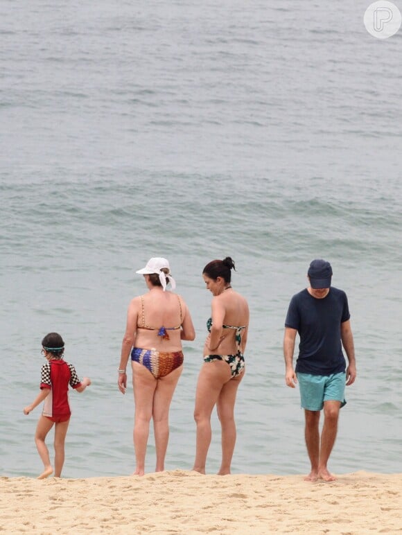 De biquíni, Dilma Rousseff estava acompanhada de familiares em dia de praia