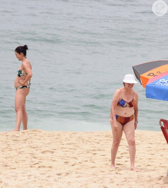 Dilma Rousseff não dispensou chapéu e óculos escuros em dia de praia 