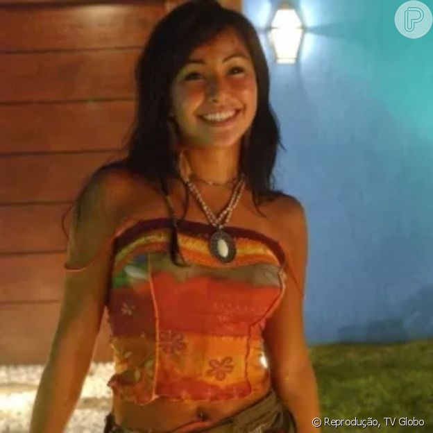 Acessórios naturais, como brincos de pena e colares com sementes, foram usados no 'BBB 3' por Sabrina Sato