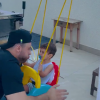 Leo, filho de Marília Mendonça e Murilo Huff, gargalha no balanço enquanto o pai faz caretas