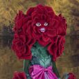 'The Masked Singer':  a   Rosa tem em sua fantasia tafetá e muito glitter 