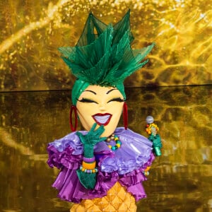 'The Masked Singer': a Abacaxi tem pedraria e bordado lembrando Carmen Miranda