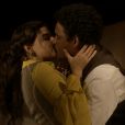 Pilar (Gabriela Medvedovski) e Samuel (Michel Gomes) se beijam na guerra após 2 anos na novela 'Nos Tempos do Imperador'