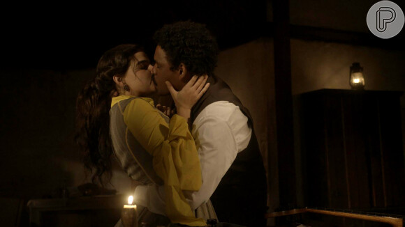 Pilar (Gabriela Medvedovski) e Samuel (Michel Gomes) se beijam na guerra após 2 anos na novela 'Nos Tempos do Imperador'