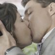 Bárbara (Alinne Moraes) flagra Christian (Cauã Reymond) e Lara (Andreia Horta) aos beijos na novela ''Um Lugar ao Sol'