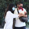 Yanna Lavigne e Bruno Gissoni posaram para fotos enquanto o ator segurava a filha caçula