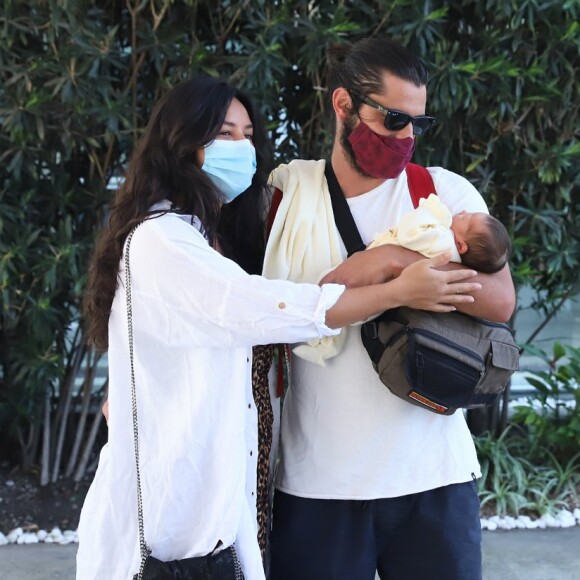 Yanna Lavigne e Bruno Gissoni foram fotografados deixando a Maternidade Perinatal, na Barra da Tijuca, Zona Oeste do Rio