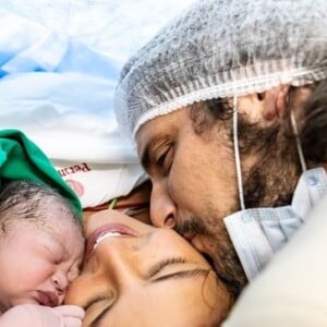 Yanna Lavigne postou foto do parto de Amélia e encantou seguidores