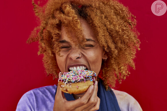 A busca por alimentos ricos em açúcar e gorduras tem relação com o apetite emocional