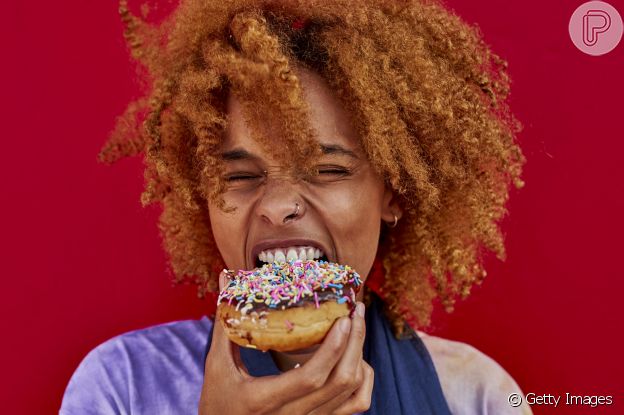 A busca por alimentos ricos em açúcar e gorduras tem relação com o apetite emocional