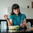 Comer de modo pausado e prestando atenção no alimento é essencial: nutricionista sugere uso de um timer no celular.
