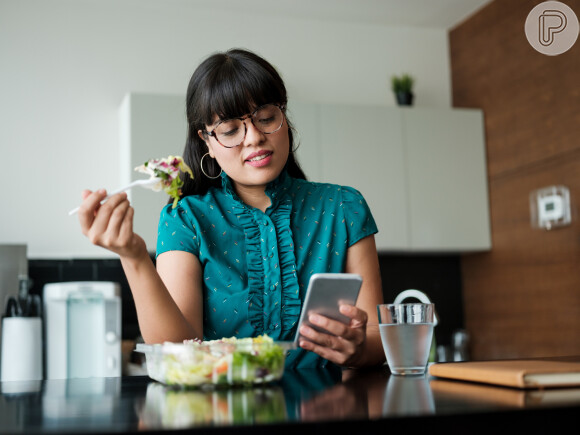 Comer de modo pausado e prestando atenção no alimento é essencial: nutricionista sugere uso de um timer no celular.