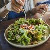 Alimentos ricos em fibras, como folhas e legumes, ajudam na regulação do apetite