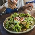 Alimentos ricos em fibras, como folhas e legumes, ajudam na regulação do apetite