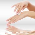 Manter uma rotina de skincare nas mãos pode evitar doenças como a dermatite