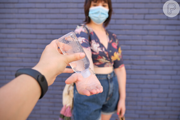 O uso de álcool em gel nas mãos pode causar extremo ressecamento das mãos