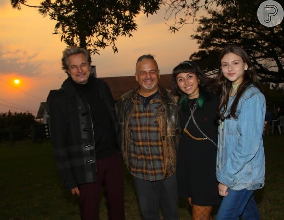 Sofia Cordeiro posa com Edson Celulari, Gabrielle Fleck e Marcos Breda em bastidor da segunda temporada da série 'Chuteira Preta'