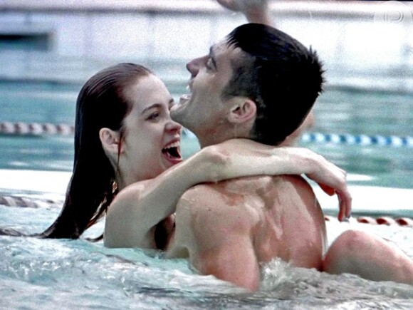 Gaby e e Gustavo namoram na piscina
