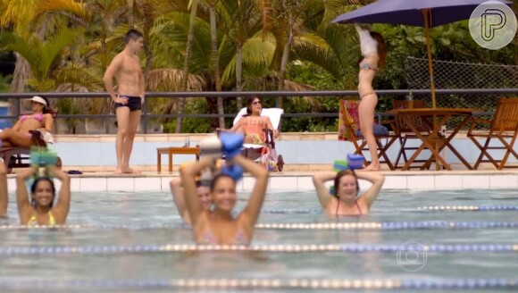 Novela 'Alto Astral': Gaby (Sophia Abrahão) decide mergulhar na piscina