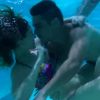 Novela 'Alto Astral': Gaby (Sophia Abrahão) e Gustavo (Guilherme Leicam) namoram na piscina
