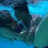 Novela 'Alto Astral': Gaby (Sophia Abrahão) e Gustavo (Guilherme Leicam) namoram na piscina