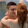 Novela 'Alto Astral': Gaby (Sophia Abrahão) e Gustavo (Guilherme Leicam) namoram na piscina do clube