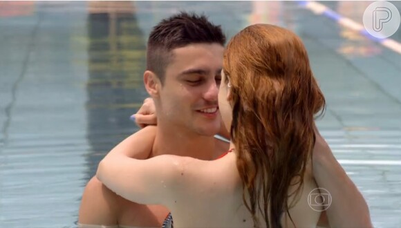 Novela 'Alto Astral': Gaby (Sophia Abrahão) e Gustavo (Guilherme Leicam) namoram na piscina do clube