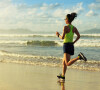 Correr na areia tem inúmeras vantagens para corpo e metabolismo: média calórica é de 500 calorias a cada meia hora