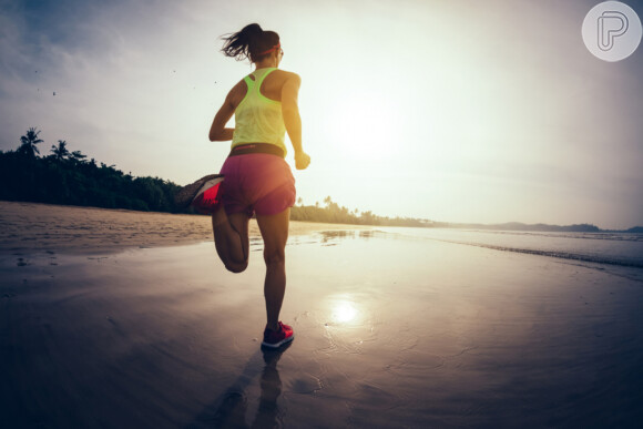 Para correr na areia, é essencial escolher tênis confortáveis e roupas frescas