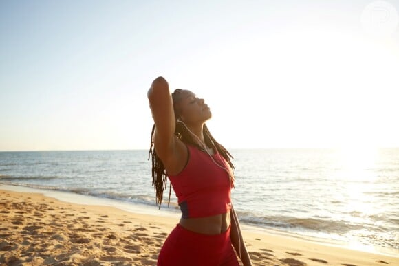 Usar protetor solar para correr na areia é essencial para proteger a pele