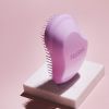 Na hora de pentear os fios, usar uma escova que minimize o frizz é essencial: conheça a Escova Fine & Fragile Pink Down, Tangle Teezer