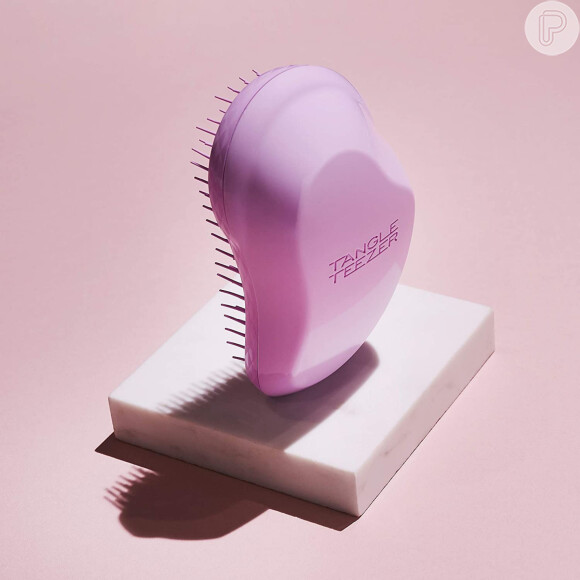Na hora de pentear os fios, usar uma escova que minimize o frizz é essencial: conheça a Escova Fine & Fragile Pink Down, Tangle Teezer