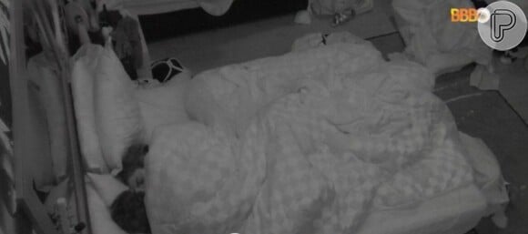 Lucas e Eslovênia dormiram agarrados no 'BBB 22', após a festa, na qual admitiram que 'o entretenimento ficaria por conta de Eli e Maria'