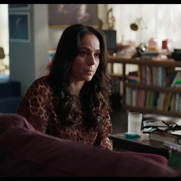 Mel (Samantha Quadrado) vai ver atendimento de Nicole (Ana Baird) por sua mãe, Helena (Claudia Mauro) na novela 'Um Lugar ao Sol'