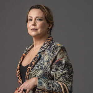Elenice (Ana Beatriz Nogueira) não quer perder sua chance de ganhar algum dinheiro fazendo parceria com Bárbara (Alinne Moraes) na novela 'Um Lugar ao Sol'
