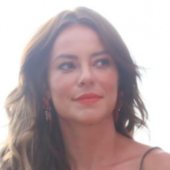 Paolla Oliveira usa vestido justo ao corpo e exibe pernas torneadas em look jeans