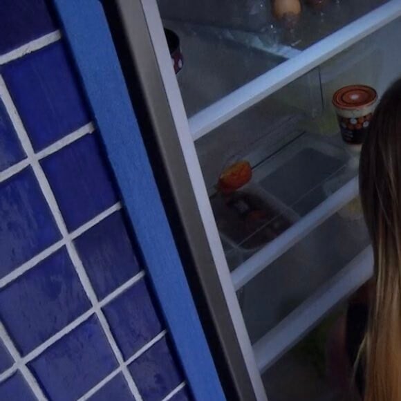 'BBB 22': Bárbara se propôs a contar as comidas que sobraram na geladeira do VIP, já que eles temem que Lucas tenha comido demais e falte alimentação até o fim do reinado de Jade