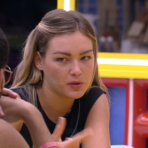 'BBB 22': Bárbara reclamou com amigos do VIP que Lucas costuma lavar apenas seu próprio copo e deixa o resto da louça suja na pia