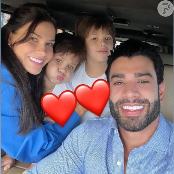 Andressa Suita publicou foto com Gusttavo Lima e os filhos, Gabriel e Samuel, à caminho da escola