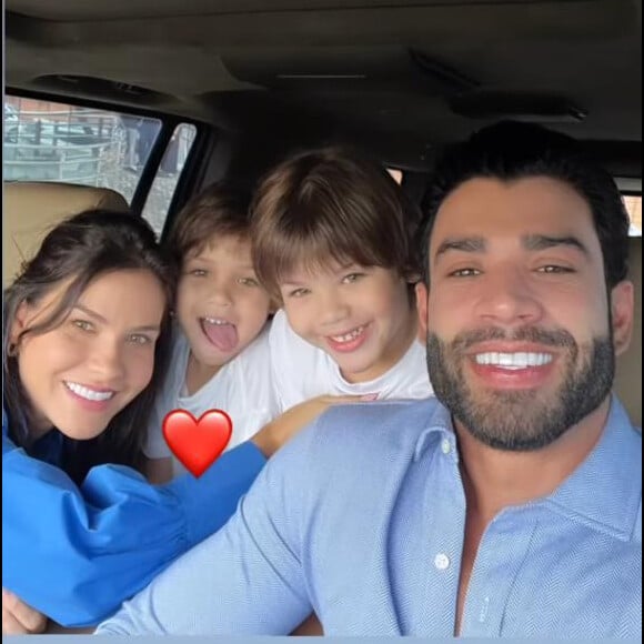 Gusttavo Lima também dividiu com os seguidores uma foto com Andressa Suita e os filhos, Gabriel e Samuel, à caminho da escola