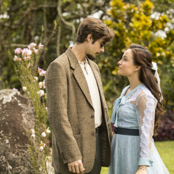 Larissa Manoela em 'Além da Ilusão': seguidores brincam com o fato de que o par romântico da atriz é Rafa Vitti, marido de Tatá Werneck