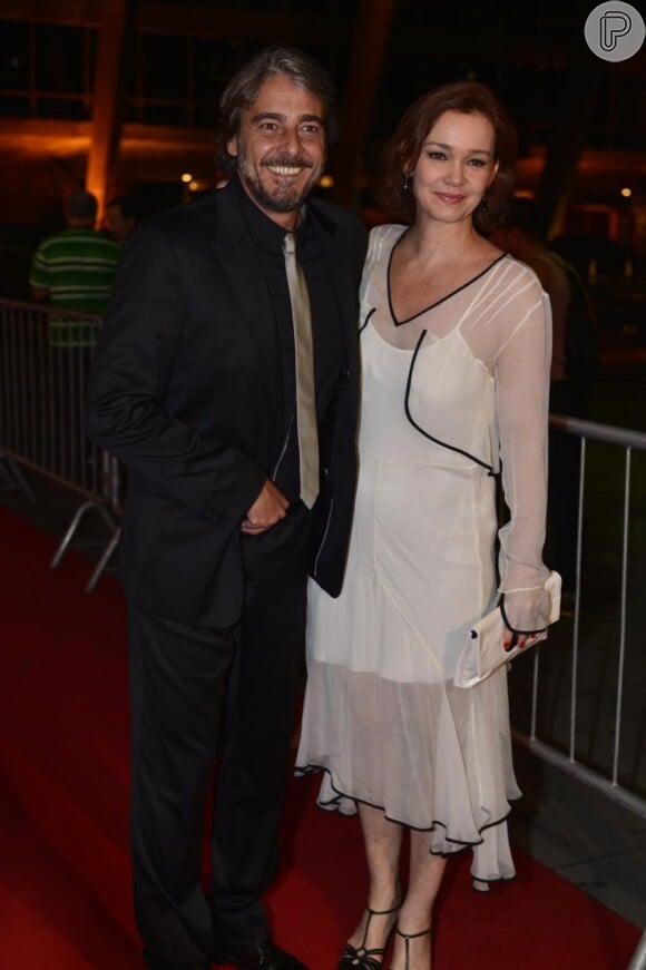 Julia Lemmertz e o marido, Alexandre Borges, chegam juntos ao Prêmio Extra de Televisão, em novembro de 2012