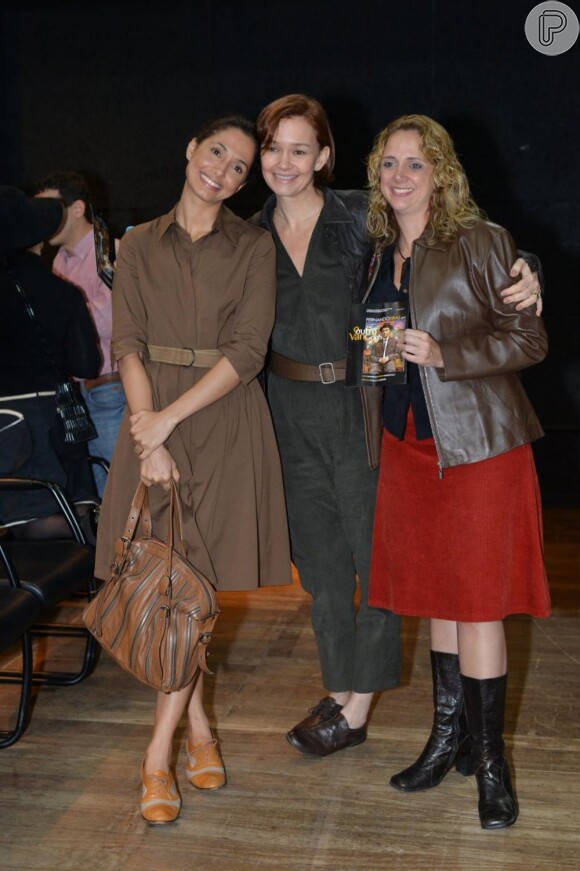 Julia posa ao lado de Camila Pitanga e Letícia Isnard na estreia de 'O Outro Van Gogh', em junho de 2012