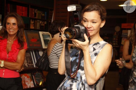 A artista brinca de fotógrafa durante o lançamento do livro 'Odontologia Viva', de Jamila Barroso, em fevereiro de 2011