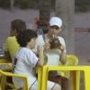 Em dia de sol no Rio, Julia Lemmertz bebe água de coco com o filho, Miguel, em Ipanema, em outubro de 2012
