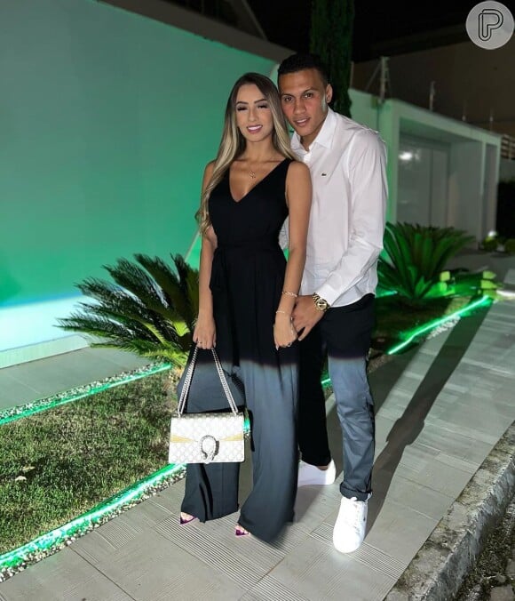 A influencer Eduarda Costa namora o jogador de futebol Leo Jabá